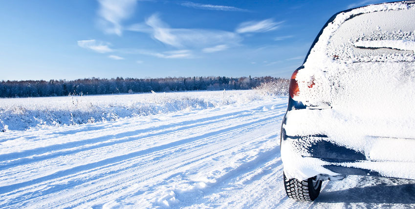 Zugeschneites Auto im Winter