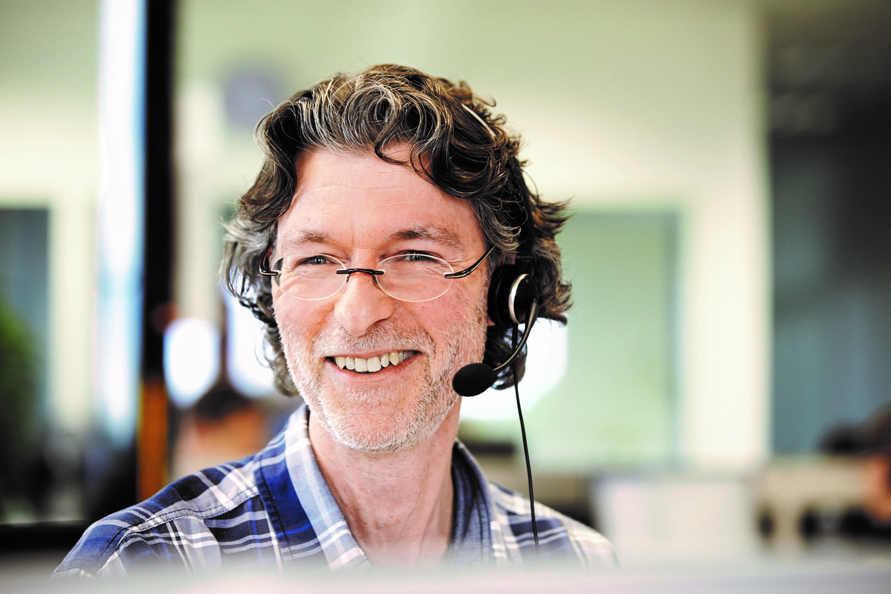 Ein Kundenservice Mitarbeiter des Ersatzteileprofis am Telefon
