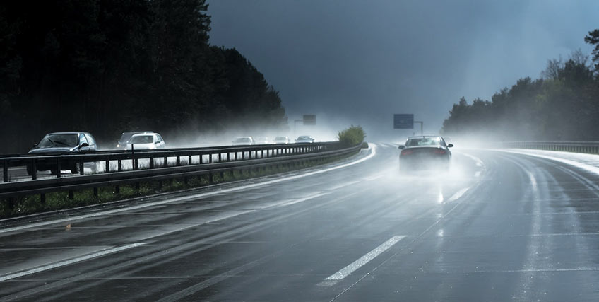 Nasse Autobahn Fahrbahn bei schlechten Wetterverhältnissen
