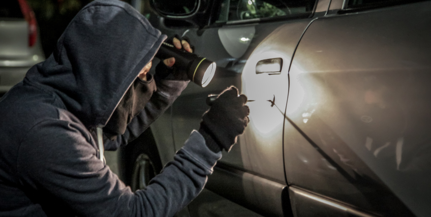 Verbrecher versucht Fahrzeug zu knacken
