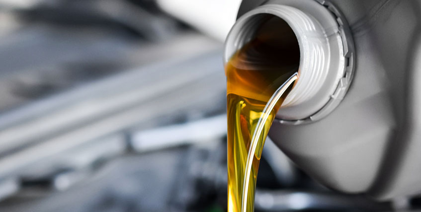 Öl wird in den Motor geschüttet